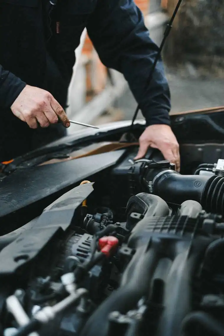 Mechaniker prüft den Motorraum